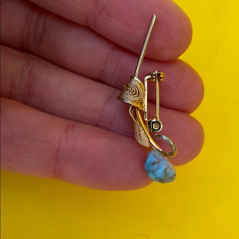 Antique gold brooch with turquoise
